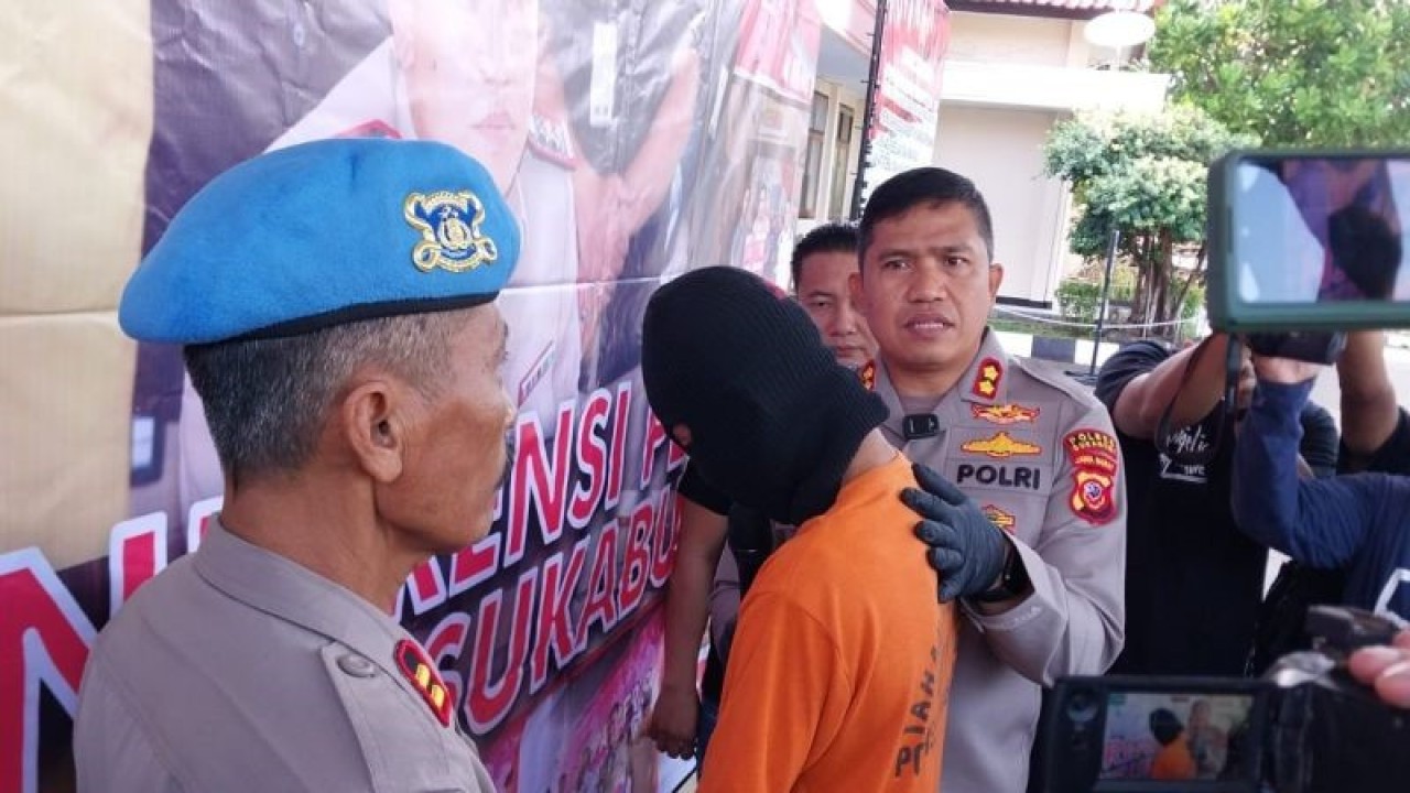 Kapolres Sukabumi AKBP Maruly Pardede saat menunjukan pelaku penganiayaan terhadap anak kandungnya sendiri warga Desa Buniwangi, Kecamatan Surade, Kabupaten Sukabumi, Jabar pada Kamis (16/11/2023). ANTARA/Aditya Rohman