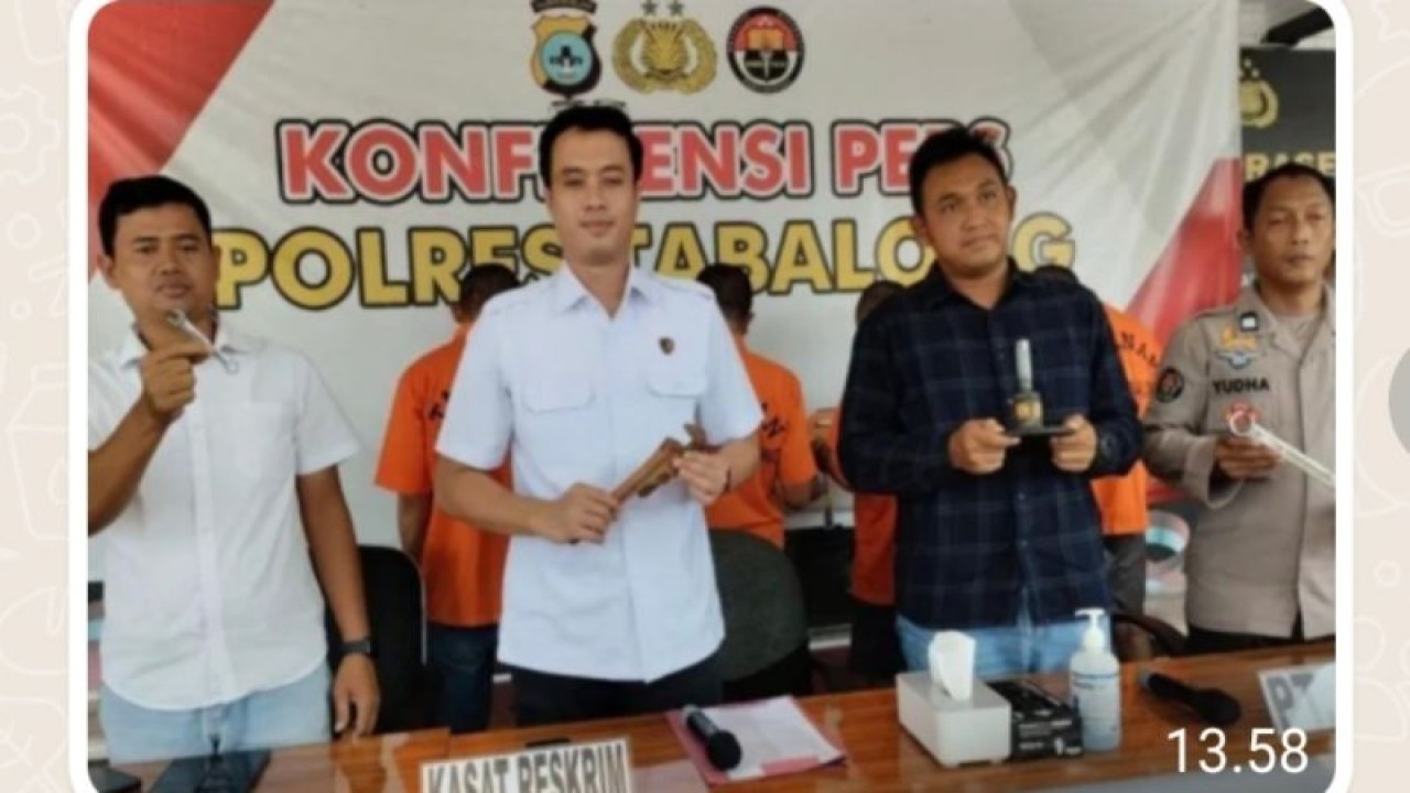 Kepala Satuan Reserse Kriminal Polres Tabalong Iptu Galih Putra Wiratama (dua dari kiri) saat konferensi pers terkait pencurian oli trafo milik PT PLN Kalselteng di Tanjung, Kabupaten Tabalong, Rabu (8/11/2023). ANTARA/Herlina Lasmianti
