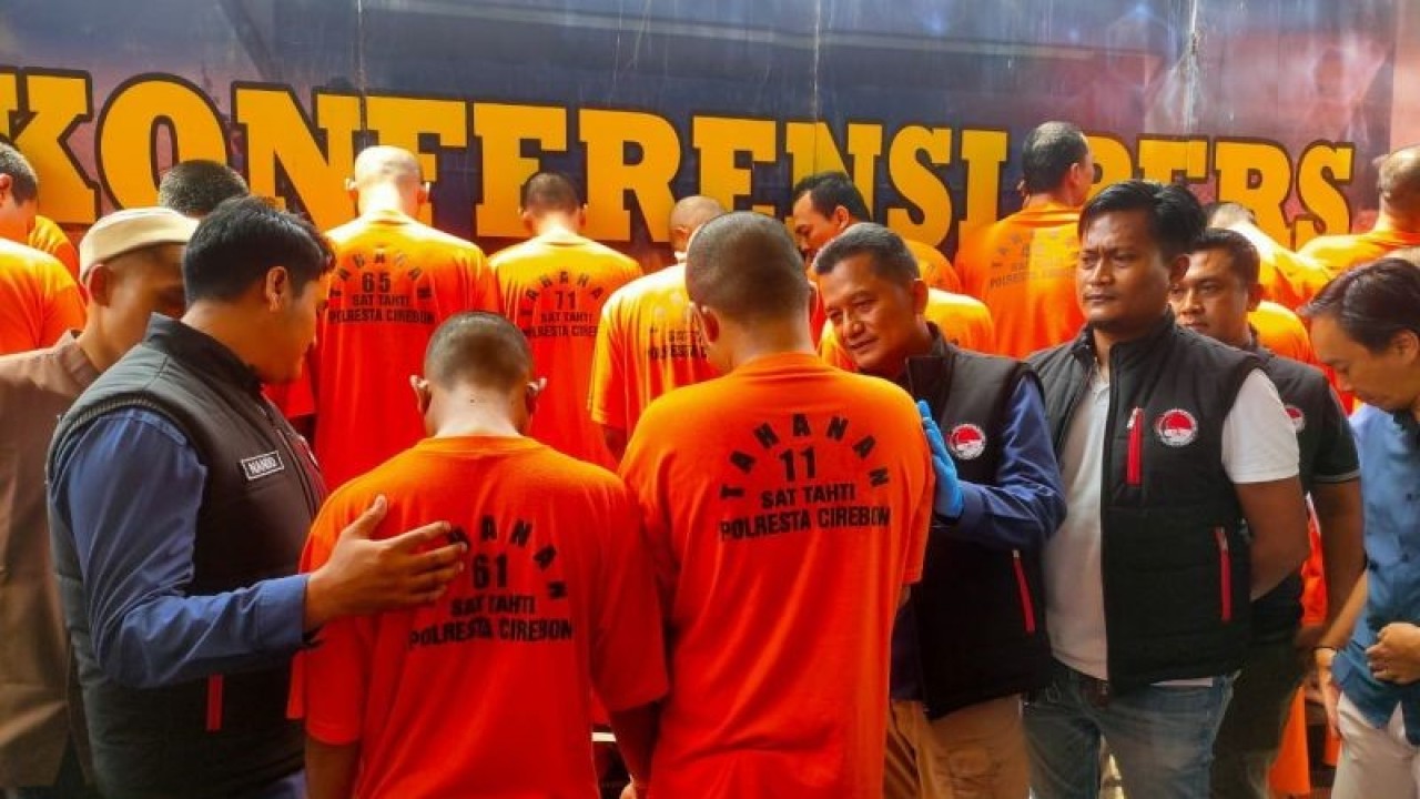 Puluhan tersangka kasus narkoba saat dihadirkan dalam jumpa pers di Mapolresta Cirebon, Jawa Barat, Kamis (30/11/2023). (ANTARA/Fathnur Rohman)
