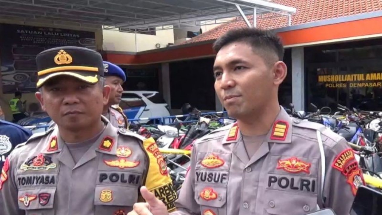 Wakil Kepala Satuan Lalu Lintas Polresta Denpasar AKP Yusuf Dwi Admodjo (kanan) didampingi Kabagops Polretas Denpasar Kompol I Ketut Tomiyasa memberikan penjelasan di Denpasar, Bali, Senin (13/11/2023). ANTARA/Rolandus Nampu.