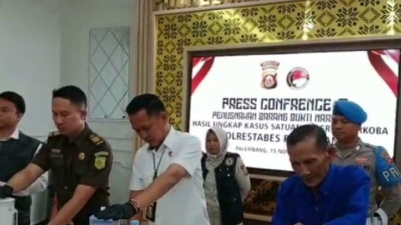 Polresta Pelembang musnahkan satu kilogram sabu di Mapolresta Palembang, Rabu (15/11/2023). ANTARA/M Imam Pramana.