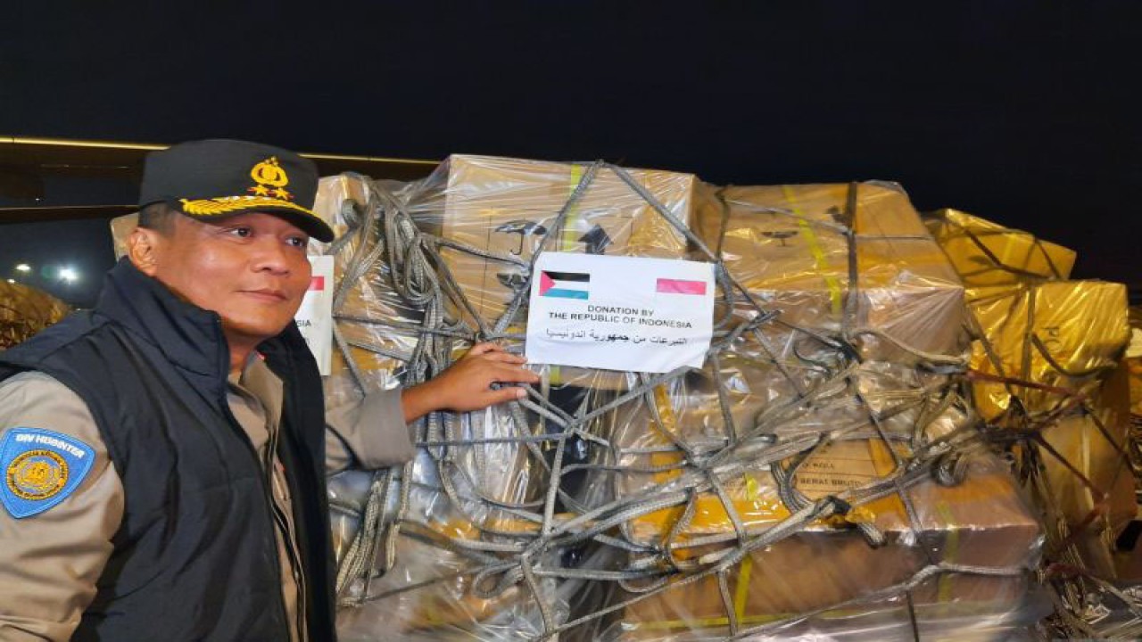 Kepala Divisi Hubungan Internasional (Kadiv Hubinter) Polri Irjen Pol Krishna Murti saat melepas sejumlah bantuan kemanusiaan untuk warga Palestina melalui Bandara Internasional Soekarno Hatta, Tangerang, Banten. (Azmi Samsul Maarif)