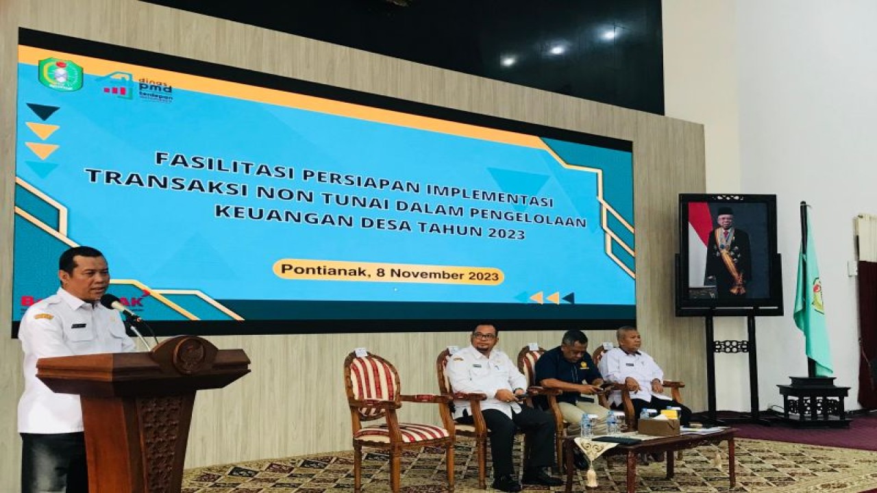 Kepala DPMD, fasilitasi persiapan implementasi transaksi non tunai dalam pengelolaan keuangan desa di Balai Petitih kantor gubernur, Pontianak, Rabu (8/11/2023). Kegiatan tersebut diikuti kurang lebih 80 orang dengan tujuan mewujudkan akuntabilitas dan transparansi, tertib, disiplin anggaran serta partisipasi dalam pengelolaan keuangan desa. (Dini Anaknda Putri)