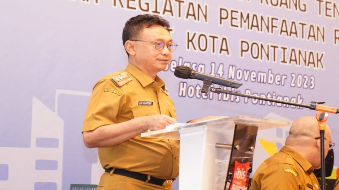 Wali Kota Pontianak Edi Rusdi Kamtono membuka Sosialisasi Kebijakan dan Peraturan Izin Pemanfaatan Ruang tentang Kesesuaian Kegiatan Pemanfaatan Ruang (KKPR) di Kota Pontianak, Selasa (14/11/2023). (ANTARA/Prokopimda PTK)