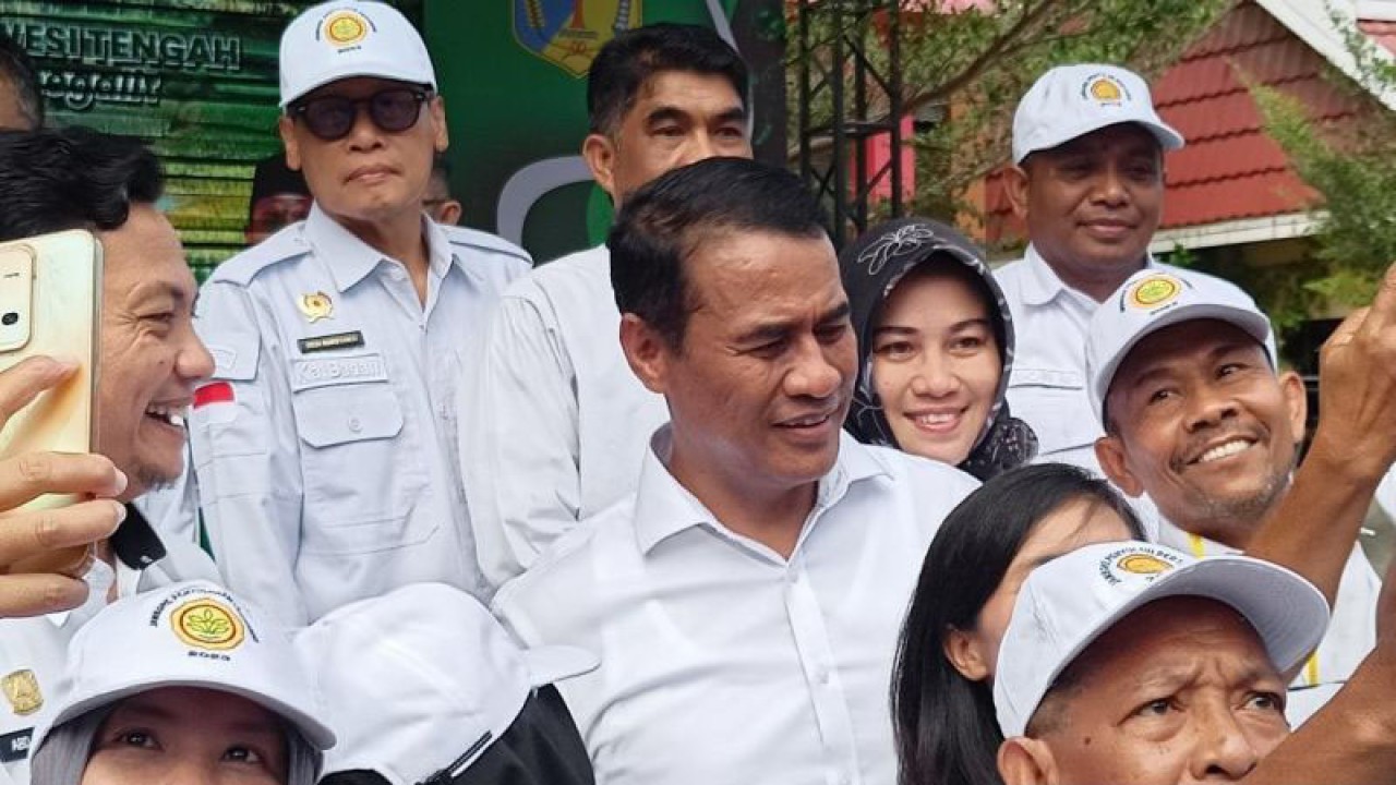 Menteri Pertanian, Andi Amran Sulaiman berauafoto dengan Penyuluh Pertanian Lapangan (PPL) usai membuka Jambore Penyuluh Pertanian Nasional 2023 di Kabupaten Sigi, Sulawesi Tengah, Senin (6/11/2023). ANTARA/Moh Ridwan