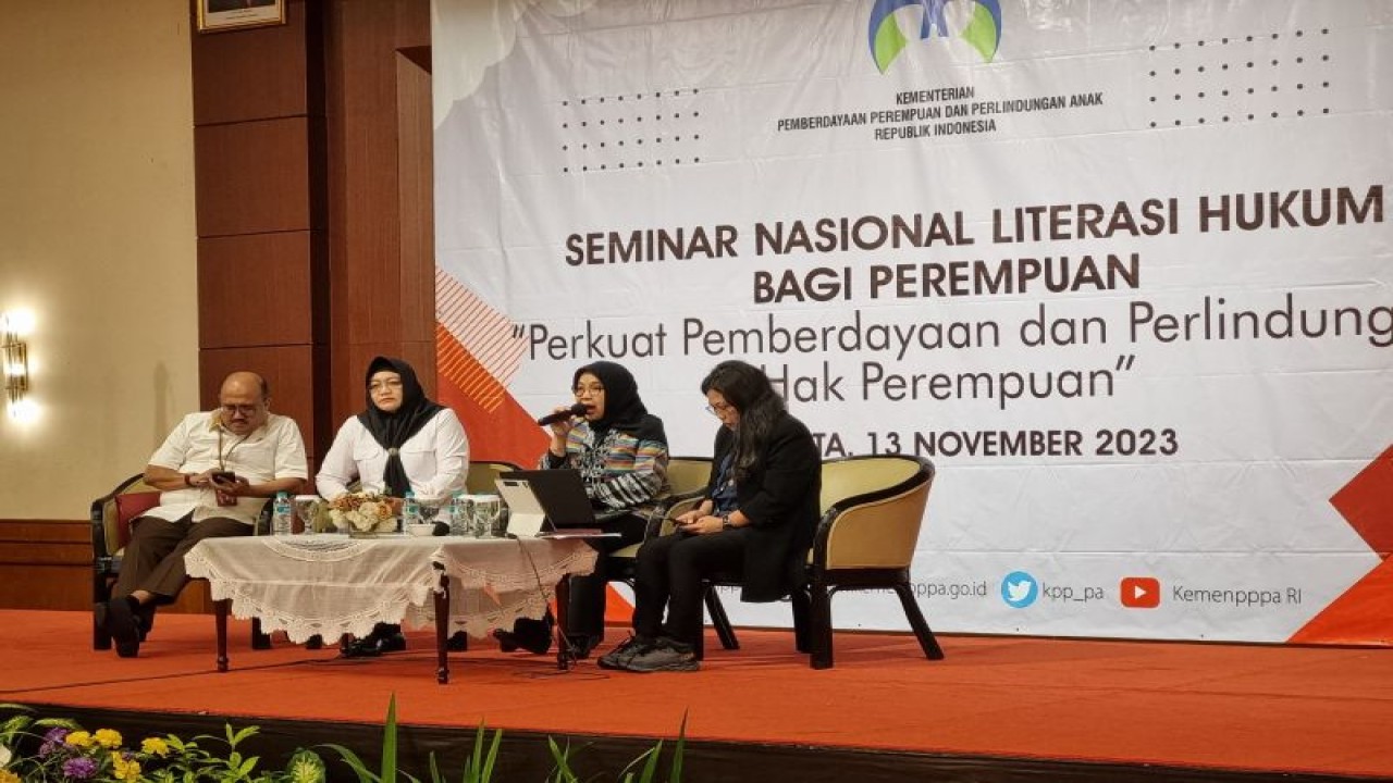 Seminar nasional literasi hukum bagi perempuan, bertajuk "Perkuat Pemberdayaan dan Perlindungan Hak Perempuan", di Jakarta, Senin (13/11/2023). (ANTARA/ Anita Permata Dewi)