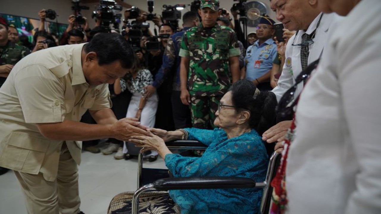 Menhan Prabowo Subianto saat sungkem pada istri Dr Sadjiman saat peresmian RS tingkat III Salak Sadjiman di Kota Bogor, Jawa Barat, Rabu (1/11/2023). (ANTARA/HO/ humas Kemenhan)