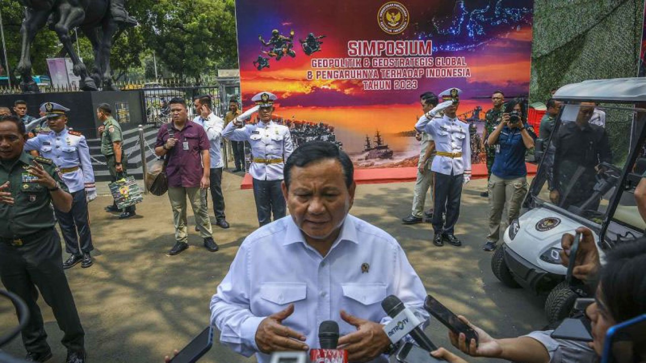 Menteri Pertahanan Prabowo Subianto (tengah) menjawab pertanyaan wartawan usai kegiatan simposium Geopolitik dan Geostrategis Global di kompleks Kementerian Pertahanan, Kamis (2/11/2023). Kementerian Pertahanan menggelar simposium yang bertajuk Geopolitik dan Geostrategis Global serta Pengaruhnya terhadap Indonesia Tahun 2023 yang dihadiri pimpinan TNI dari tiga matra, yakni TNI AD, TNI AL dan TNI AU. ANTARA FOTO/Galih Pradipta/aww. (ANTARA FOTO/GALIH PRADIPTA)
