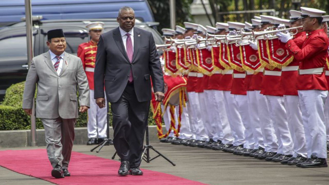 Foto arsip - Menteri Pertahanan Prabowo Subianto (kiri) bersama Menteri Pertahanan Amerika Serikat Lloyd J. Austin III (kanan) memeriksa pasukan sebelum melakukan pertemuan di kantor Kementerian Pertahanan, Jakarta, Senin (21/11/2022). Pertemuan tersebut untuk mendorong kemajuan prakarsa bilateral guna mendukung interoperabilitas, pengembangan kemampuan, serta profesionalisasi dan modernisasi TNI serta penyelarasan kerja sama antara Amerika Serikat dengan Indonesia di bidang pertahanan dan keamanan. ANTARA FOTO/Athaya/Adm/hp.