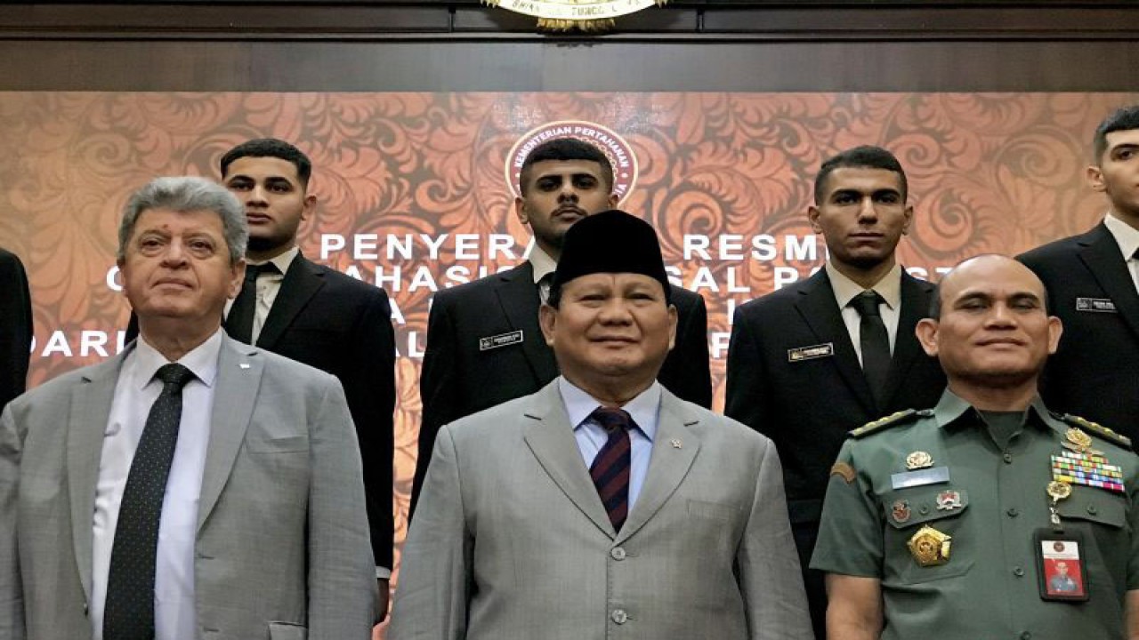 Menteri Pertahanan RI Prabowo Subianto (tengah), Duta Besar Palestina untuk Indonesia Zuhair Al-Shun (kiri), dan Rektor Universitas Pertahanan Letjen TNI Jonni Mahroza (kanan) berfoto bersama para mahasiswa penerima beasiswa asal Palestina di Kantor Kementerian Pertahanan RI, Jakarta, Rabu (8/11/2023). ANTARA/Genta Tenri Mawangi.
