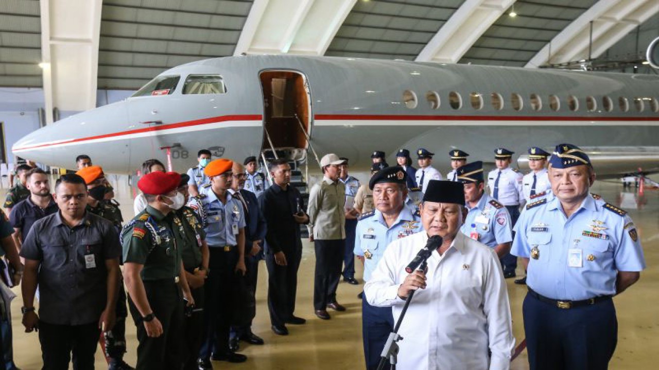 Menteri Pertahanan Prabowo Subianto (kedua kanan) bersama Kepala Staf Angkatan Udara (Kasau) Marsekal TNI Fadjar Prasetyo (kanana) memberikan keterangan kepada wartawan usai melihat pesawat Falcon 8X dan Falcon 7X di Skadron Udara 17, Lanud Halim Perdanakusuma, Jakarta, Rabu (28/12/2022). Kementerian Pertahanan (Kemenhan) menyerahkan Pesawat Falcon 7X dan Falcon 8X kepada TNI Angkatan Udara (TNI AU) yang nantinya akan dioperasikan oleh Skadron Udara 17 VVIP/VIP Lanud Halim Perdanakusuma. ANTARA FOTO/Asprilla Dwi Adha/foc.