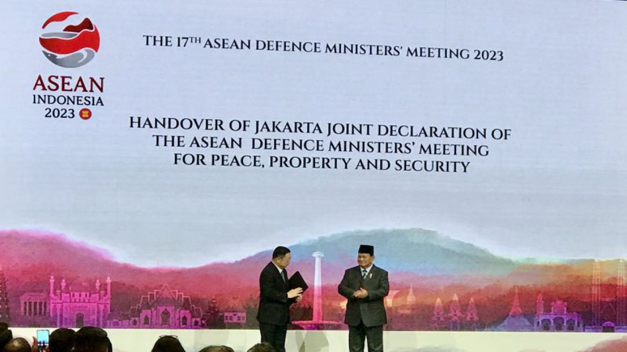 Menhan RI Prabowo Subianto (kanan) saat menyerahkan dokumen Jakarta Joint Declaration kepada Sekjen ASEAN Kao Kim Hourn pada acara ADMM ke-17 di Jakarta, Rabu (15/11/2023). (ANTARA/Genta Tenri Mawangi)