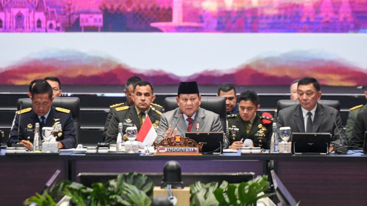 Menteri Pertahanan RI Prabowo Subianto memimpin pertemuan ke-10 ASEAN Defence Ministers’ Meeting (ADMM) Plus di Jakarta, Kamis (16/11/2023). ANTARA/Hafidz Mubarak A.