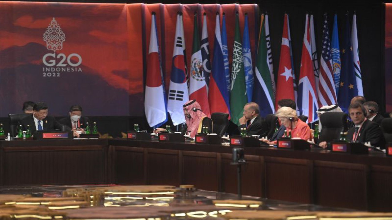 Presiden China XI Jinping (kiri) menyampaikan pandangannya saat mengikuti sesi pembukaan KTT G20 Indonesia 2022 di Nusa Dua, Bali, Selasa (15/11/2022). ANTARA FOTO/Media Center G20 Indonesia/Prasetyo Utomo/hp.