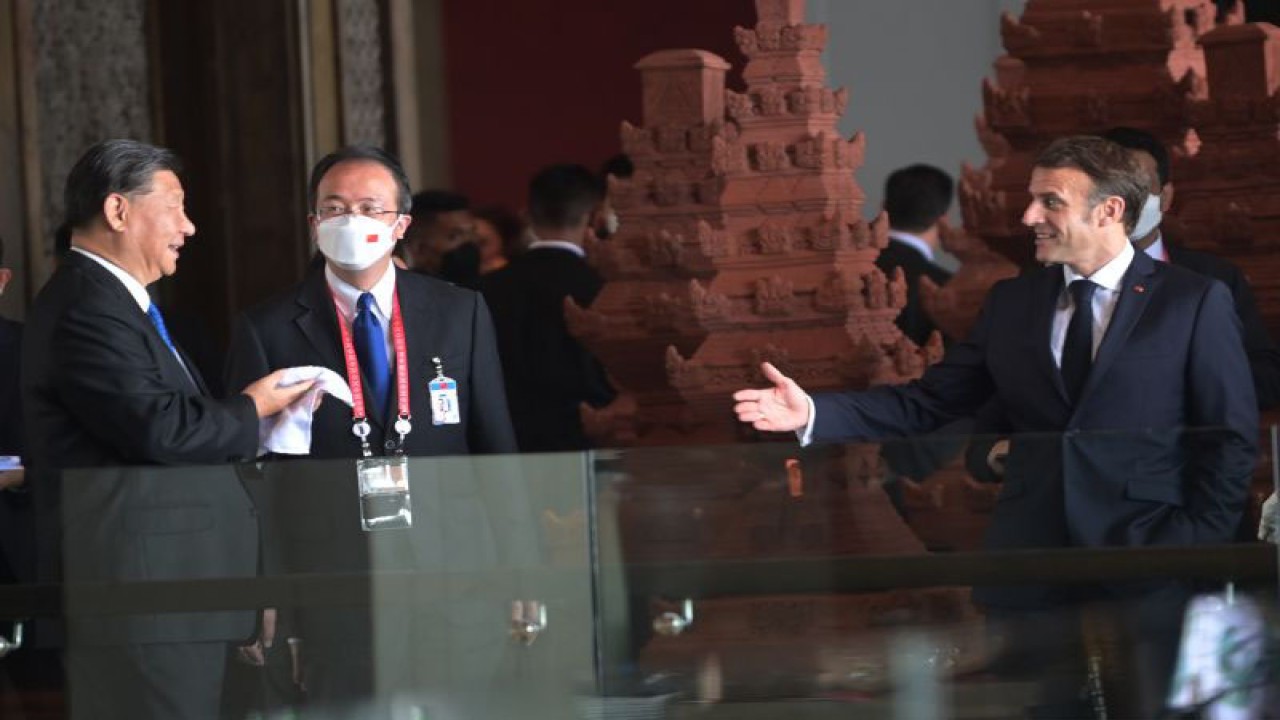 Arsip - Presiden China Xi Jinping (kiri) berbincang dengan Presiden Prancis Emmanuel Macron (kanan) sebelum mengikuti sesi pembukaan KTT G20 Indonesia 2022 di Nusa Dua, Bali, Selasa (15/11/2022). ANTARA FOTO/Media Center G20 Indonesia/Galih Pradipta/wsj. (MEDIA CENTER G20 INDONESIA/GALIH PRADIPTA)