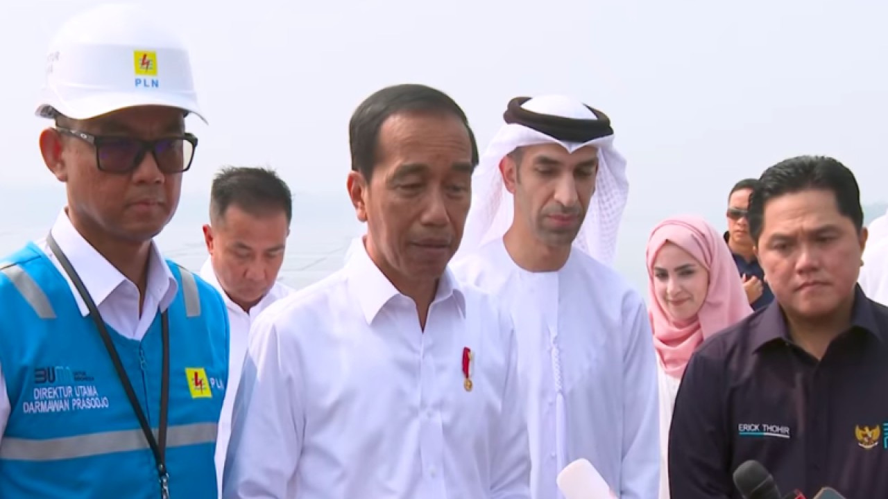 Tangkapan layar Presiden RI Joko Widodo (kedua kiri) memberikan keterangan setelah meresmikan PLTS Terapung Cirata, Purwakarta, Jawa Barat, Kamis (9/11/2023). ANTARA/Indra Arief Pribadi