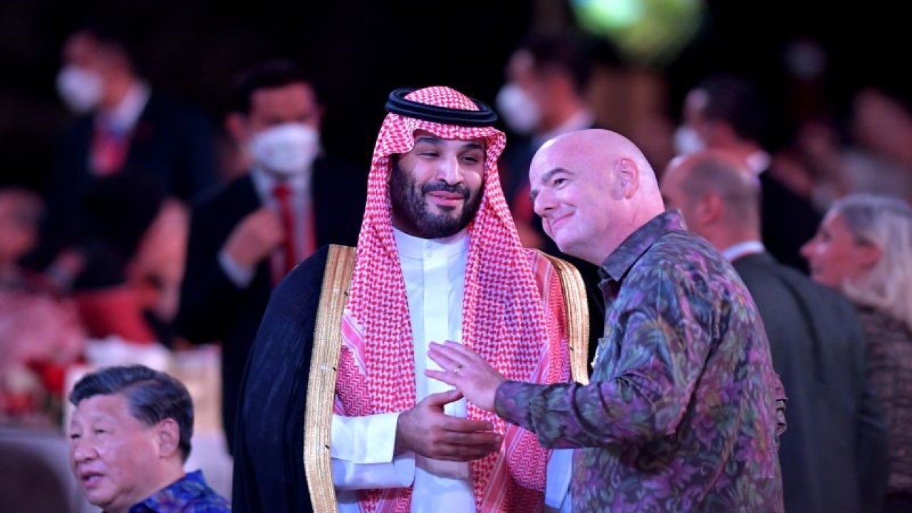 Arsip - Putra Mahkota Arab Saudi Pangeran Mohammed bin Salman (kiri) berbincang dengan Presiden FIFA Gianni Infantino saat menghadiri acara Welcoming Dinner and Cultural Performance KTT G20 2022 di kawasan Taman Budaya Garuda Wisnu Kencana (GWK), Badung, Bali, Selasa (15/11/2022). ANTARA FOTO/Media Center G20 Indonesia/Fikri Yusuf/wsj.