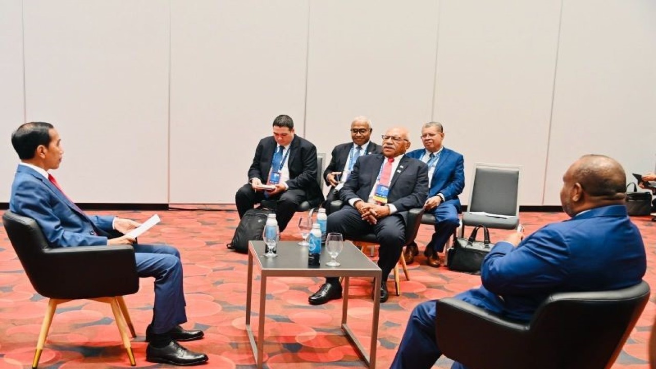 Presiden Joko Widodo menggelar pertemuan trilateral dengan Papua Nugini dan Fiji di sela KTT APEC di San Francisco, Amerika Serikat, Kamis (16/11/2023) waktu setempat. ANTARA/HO-Biro Pers Sekretariat Presiden