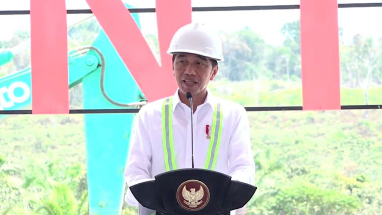 Tangkapan layar - Presiden Joko Widodo (Jokowi) melakukan “groundbreaking” pembangunan Bandara IKN, Penajam Paser Utara, Kalimantan Timur, Rabu (1/11/2023). ANTARA/Indra Arief