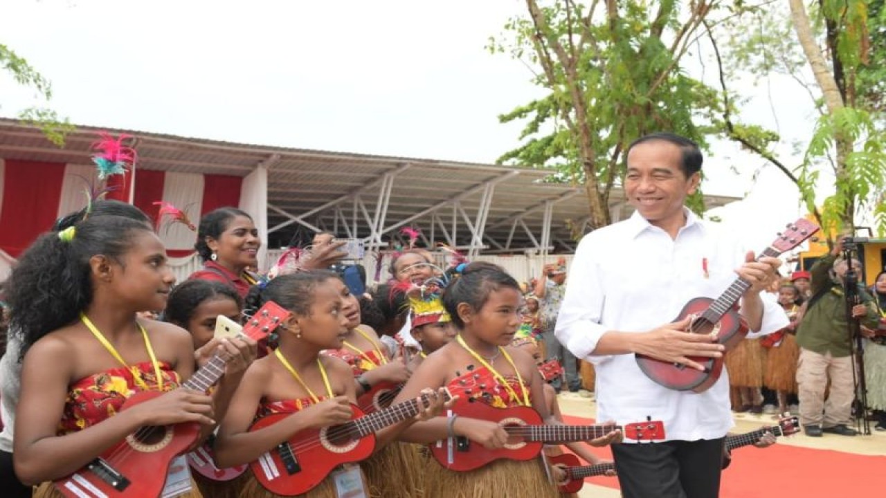 Presiden Joko Widodo bermain ukulele bersama pelajar di Biak Numfor, Papua, Kamis (23/11/2023). ANTARA/HO-Biro Pers Sekretariat Presiden
