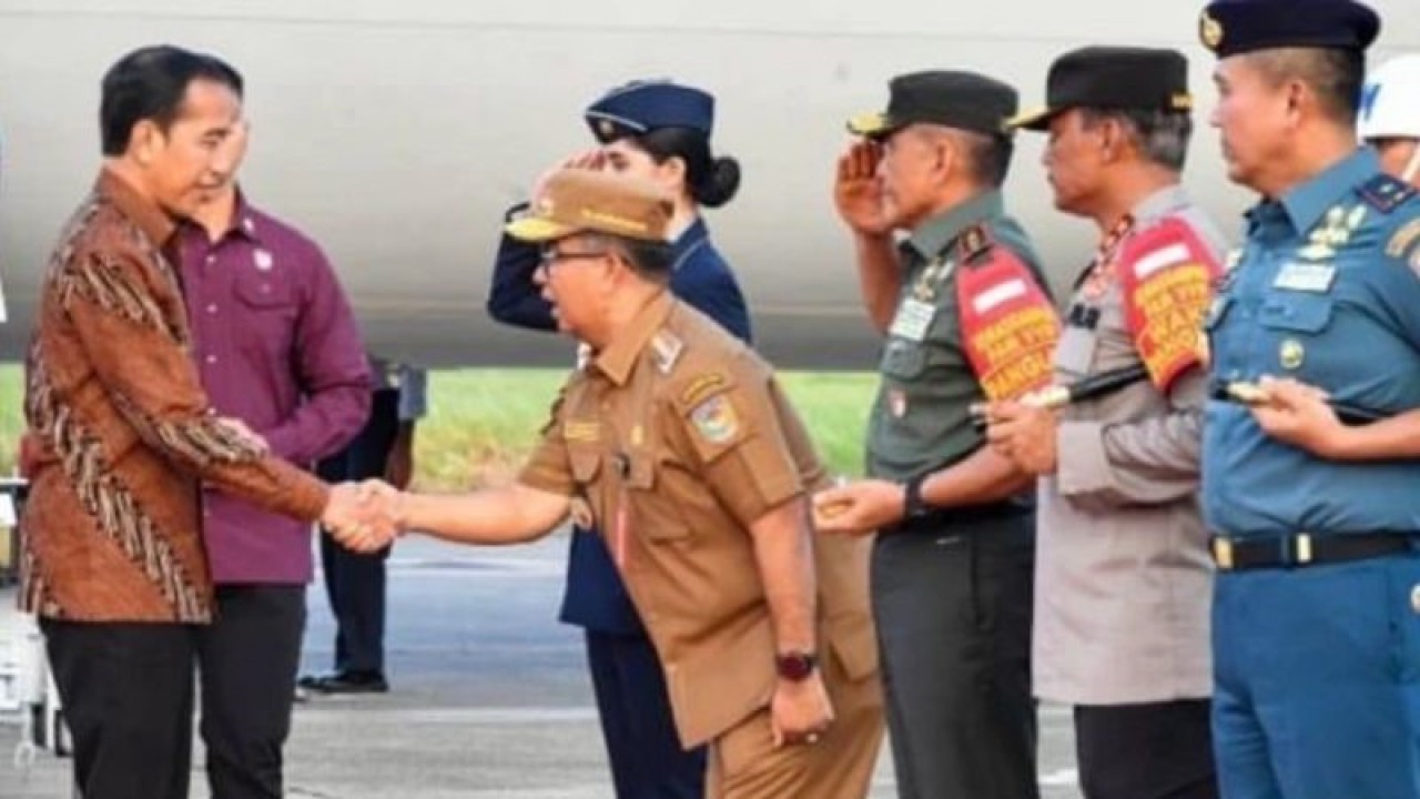Presiden dan rombongan tiba di Bandara Balikpapam dengan memggunakan Pesawat TNI AU, lamgsung disambut Pj Gubernur Kaltim bersama dengan Pangdam VI Mulawarman Mayjen TNI Tri Budi Utomo dan Kapolda Kaltim Irjen Pol Nanang Avianto. (Biro Adpim Pemprov Kaltim)