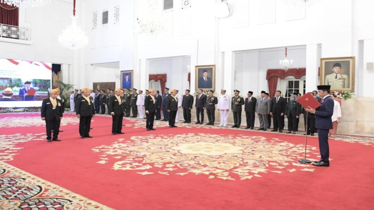 Presiden RI Joko Widodo (Jokowi) membacakan naskah pelantikan anggota Dewan Pimpinan Pusat dan Dewan Pertimbangan Pusat Legiun Veteran Republik Indonesia (LVRI) periode tahun 2022--2027 di Istana Negara, Jakarta, Rabu (22/11/2023). (ANTARA/HO-Setpres)