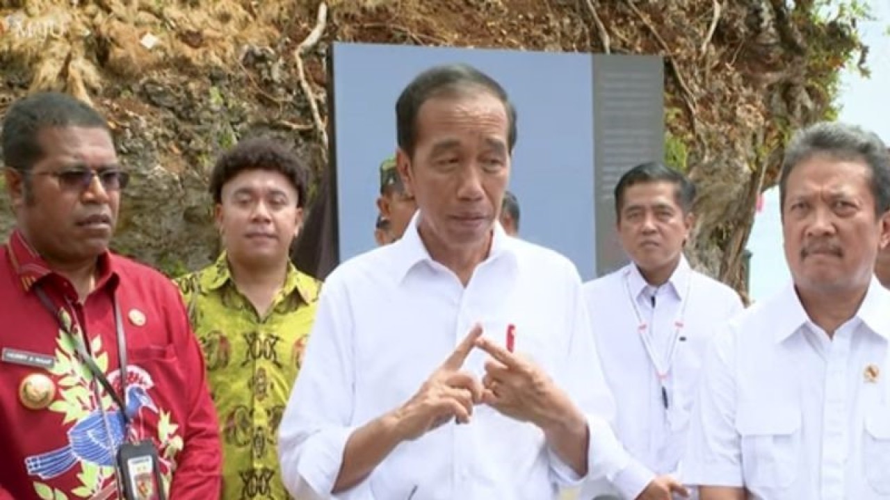 Tangkapan layar - Presiden Joko Widodo saat menyampaikan keterangan kepada wartawan usai meresmikan operasional Kampung Nelayan Modern di Kabupaten Biak Numfor, Provinsi Papua, Kamis (23/11/2023). ANTARA/Andi Firdaus.