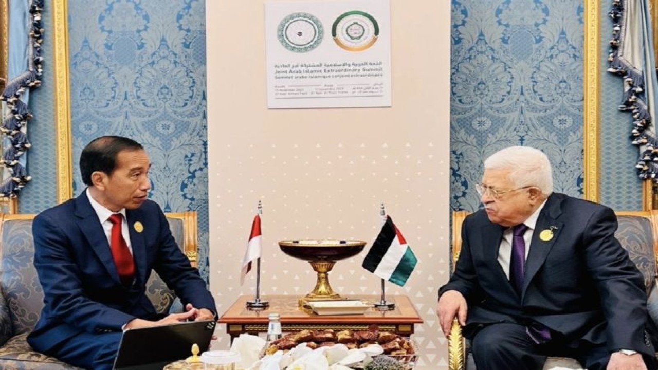 Presiden RI Joko Widodo berdialog dengan Presiden Palestina Mahmoud Abbas di sela KTT Luar Biasa Organisasi Kerja Sama Islam (OKI) di Riyadh, Arab Saudi, Sabtu (11/11/2023) waktu setempat. ANTARA/HO-Biro Pers Sekretariat Presiden.
