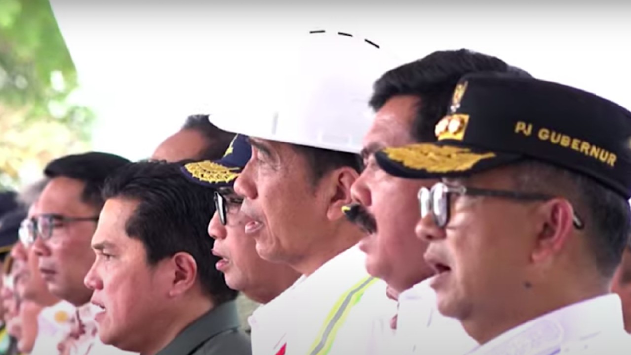 Tangkapan layar - Presiden Joko Widodo (ketiga kanan) bersama para menteri Kabinet Indonesia Maju, kepala daerah, dan Mantan Gubernur Jawa Barat Ridwan Kamil saat "groundbreaking" pembangunan Bandara Ibu Kota Nusantara (IKN) di Penajam Paser Utara, Kalimantan Timur, Rabu (1/11/2023). ANTARA/Indra Arief