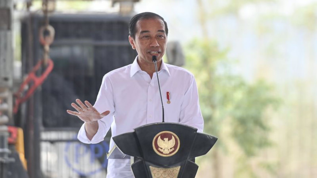 Presiden Joko Widodo menyampaikan pidato saat ground breaking kompleks perkantoran Bank Indonesia di Ibu Kota Nusantara, Penajam Paser Utara, Kalimantan Timur, Kamis (2/11/2023). ANTARA FOTO/Hafidz Mubarak A/YU