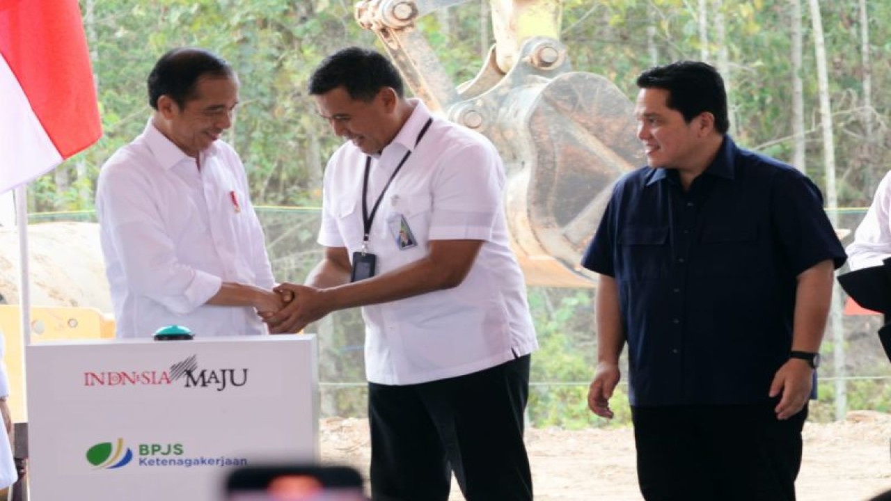 Dirut BPJAMSOSTEK Anggoro Eko Cahyo (tengah) bersalaman dengan Presiden Joko Widodo (kiri) dengan disaksikan Menteri BUMN Erick Thohir pada peletakan batu pertama pembangunan Gedung BPJAMSOSTEK di IKN Kaltim, Kamis (2/10/2023), yang dipantau secara daring. (ANTARA/ho bpjamsostek)