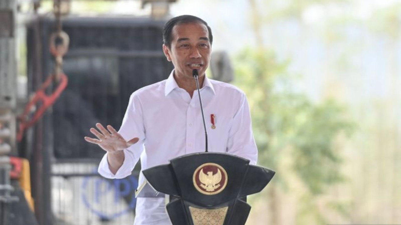 Presiden Joko Widodo menyampaikan pidato saat ground breaking kompleks perkantoran Bank Indonesia di Ibu Kota Nusantara, Penajam Paser Utara, Kalimantan Timur, Kamis (2/11/2023). (ANTARA FOTO/Hafidz Mubarak A/YU)
