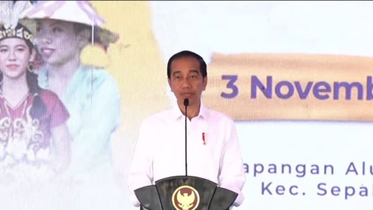 Tangkap layar Presiden RI Joko Widodo memberi sambutan pada acara Festival Harmoni Budaya Nusantara 2023 yang disaksikan melalui tayangan video, Jumat (3/11/2023). ANTARA/Mentari Dwi Gayati