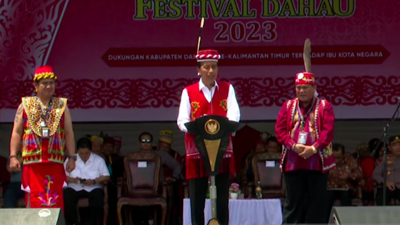 Tangkapan layar - Presiden Jokowi (tengah) menghadiri Festival Dangai Ehau di Kabupaten Kutai Barat, Kalimantan Timur, Jumat (3/11/2023). (ANTARA/Indra Arief)