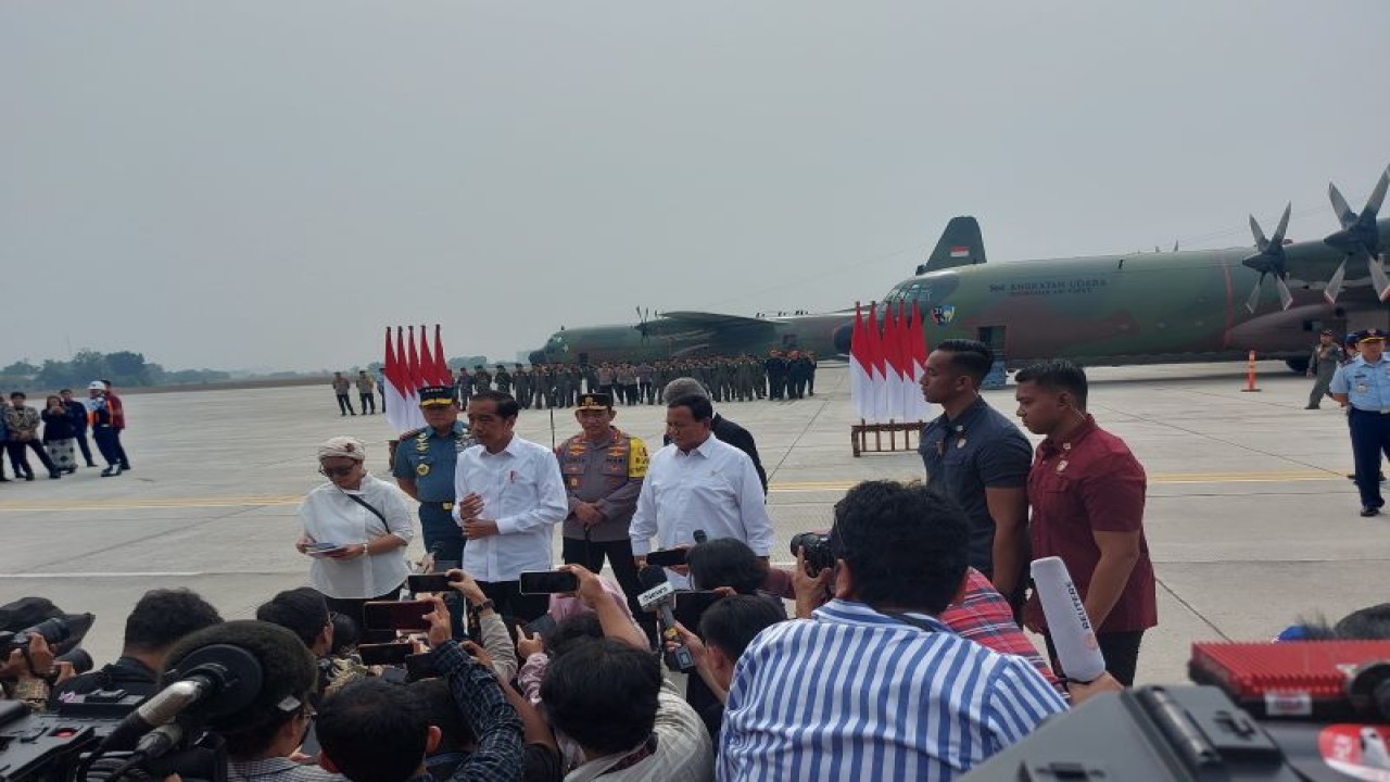 Presiden RI Joko Widodo saat menyampaikan keterangan kepada wartawan di Base Ops Lanud Halim Perdanakusuma, Jakarta, Sabtu (4/11/2023). (ANTARA/Andi Firdaus).
