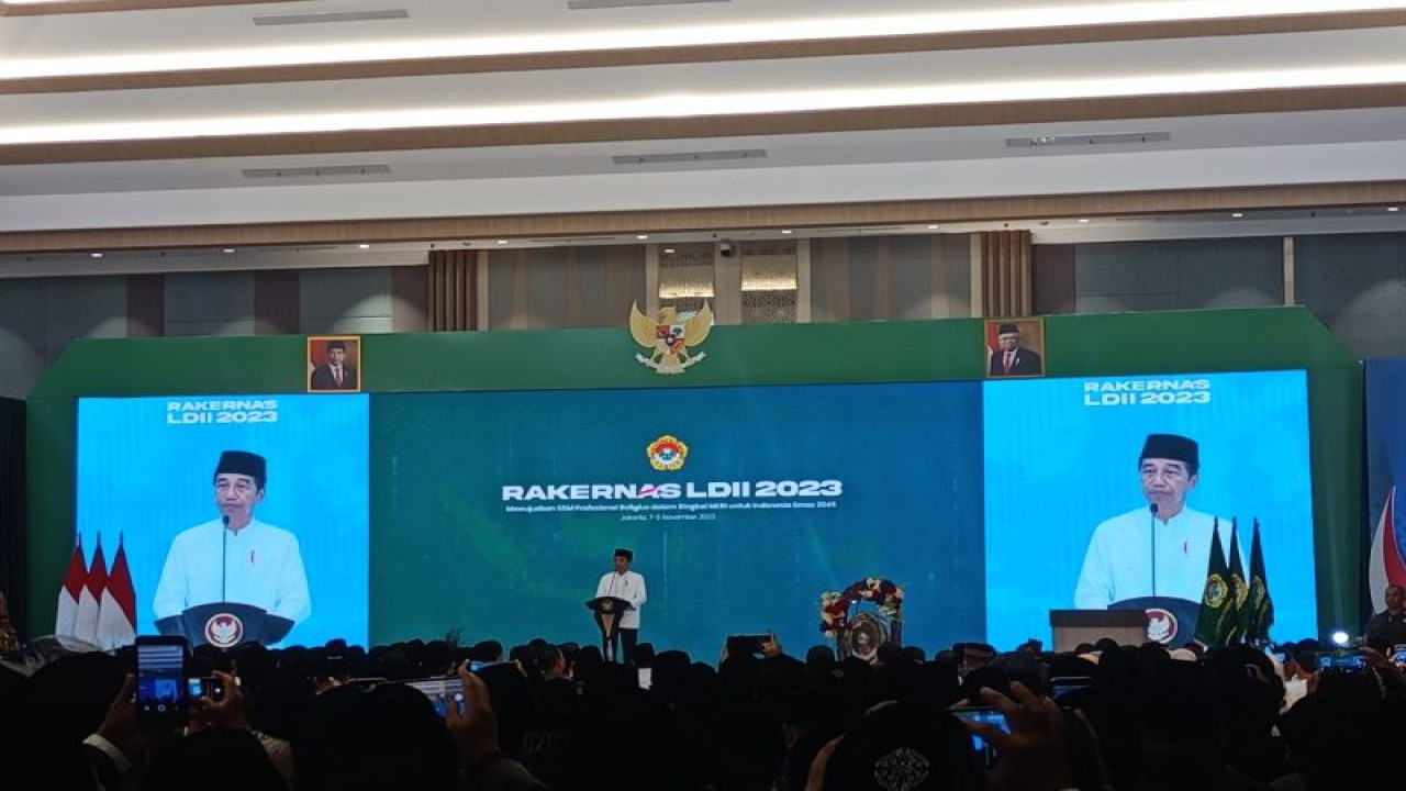 Presiden Joko Widodo memberikan sambutan apda acara Peresmian Pembukaan Rapat Kerja Nasional Lembaga Dakwah Islam Indonesia (LDII) 2023 di Grand Ballroom Minhaajurrosyidiin, Jakarta, Selasa (7/11/2023). ANTARA/Rangga Pandu Asmara Jingga