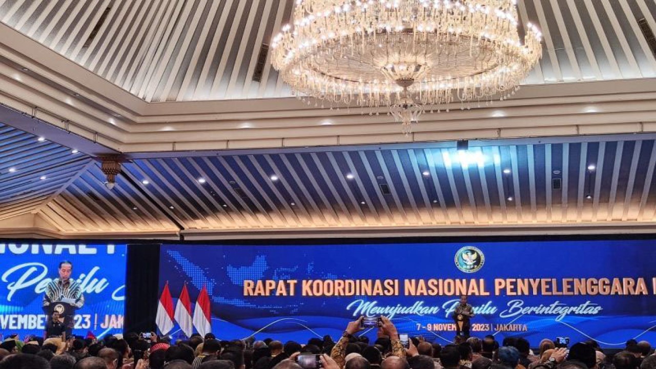 Presiden Joko Widodo memberikan sambutan dalam Rakornas Penyelenggara Pemilu di Jakarta, Rabu (8/11/2023). (ANTARA/Mentari Dwi Gayati)