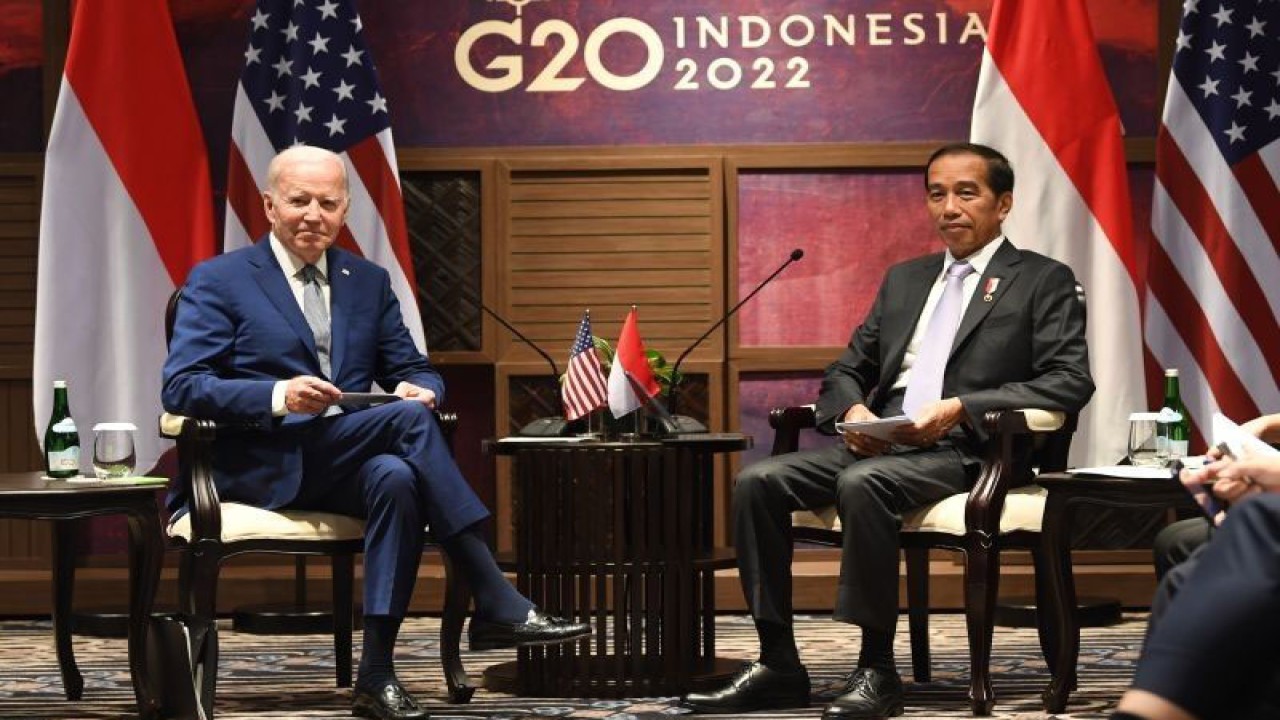 Arsip - Presiden RI Joko Widodo (kanan) melakukan pertemuan bilateral dengan Presiden Amerika Serikat Joe Biden di sela rangkaian KTT G20 Indonesia di Nusa Dua, Bali, Senin (14/11/2022). (ANTARA FOTO/Media Center G20 Indonesia/Akbar Nugroho Gumay/hp.)