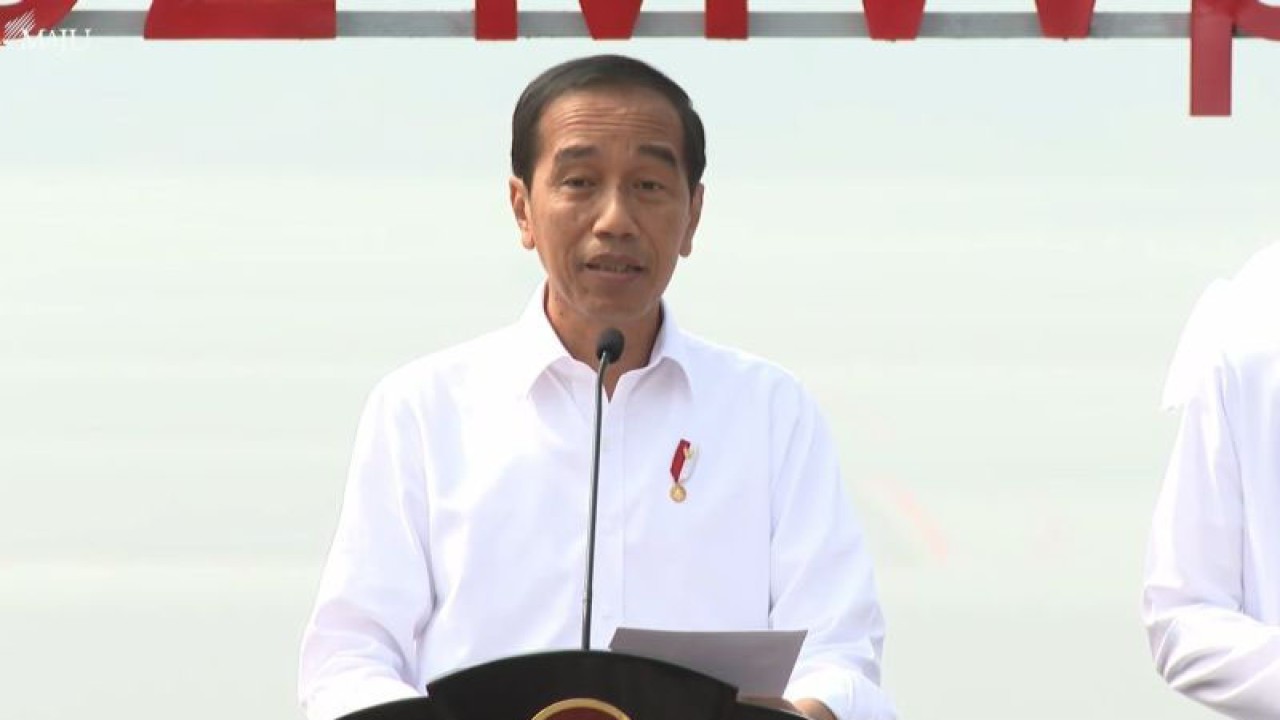 Tangkapan layar - Presiden RI Joko Widodo saat berpidato dalam agenda peresmian operasional Pembangkit Listrik Tenaga Surya (PLTS) Terapung Cirata, Purwakarta, diikuti dalam jaringan Sekretariat Presiden di Jakarta, Kamis (9/11/2023). (ANTARA/Andi Firdaus)