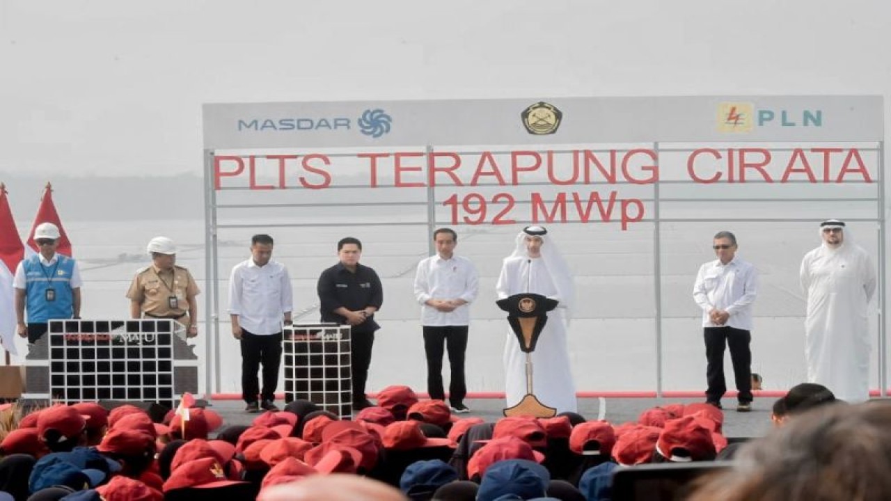 Presiden Joko Widodo (empat dari kanan) saat meresmikan Pembangkit Listrik Tenaga Surya (PLTS) Terapung Cirata dengan kapasitas 192 megawatt peak (MWp) di Purwakarta, Jawa Barat, Kamis (9/11/2023). ANTARA/HO-Humas Kementerian ESDM
