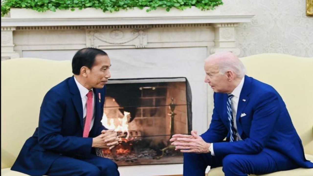 Presiden RI Joko Widodo (Jokowi) berbincang dengan Presiden Amerika Serikat Joe Biden di Gedung Putih, Washington DC, Amerika Serikat, Senin (13/11/2023), waktu setempat. Dalam pertemuan terbatas itu Jokowi mengajak Amerika Serikat untuk berkontribusi mewujudkan perdamaian global. (ANTARA/HO-Sekretariat Presiden)