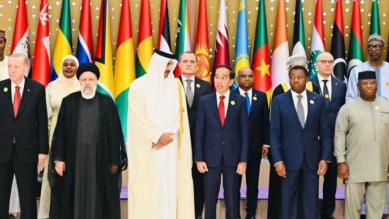 Arsip - Presiden RI Joko Widodo berfoto bersama para pemimpin negara Islam yang menghadiri KTT Luar Biasa OKI di King Abdulaziz International Convention Center (KAICC), Riyadh, Arab Saudi, 11 November 2023. (ANTARA/HO-Biro Pers Setpres/am)