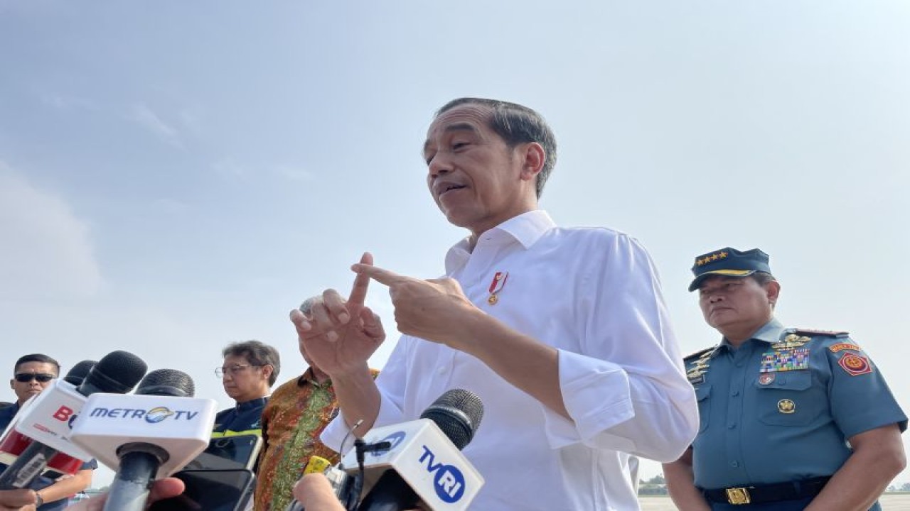 Presiden RI Joko Widodo menjawab pertanyaan wartawan ketika ditemui di Base Ops Pangkalan Udara (Lanud) TNI AU Halim Perdanakusuma, Jakarta, Senin (20/11/2023). ANTARA/Yashinta Difa