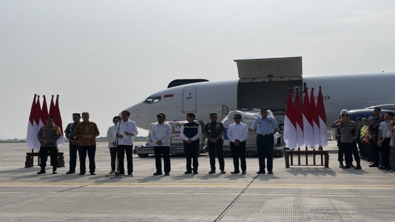 Presiden RI Joko Widodo melepas pengiriman bantuan kemanusiaan tahap kedua untuk Palestina di Base Ops Pangkalan Udara (Lanud) TNI AU Halim Perdanakusuma, Jakarta, Senin (20/11/2023). ANTARA/Yashinta Difa