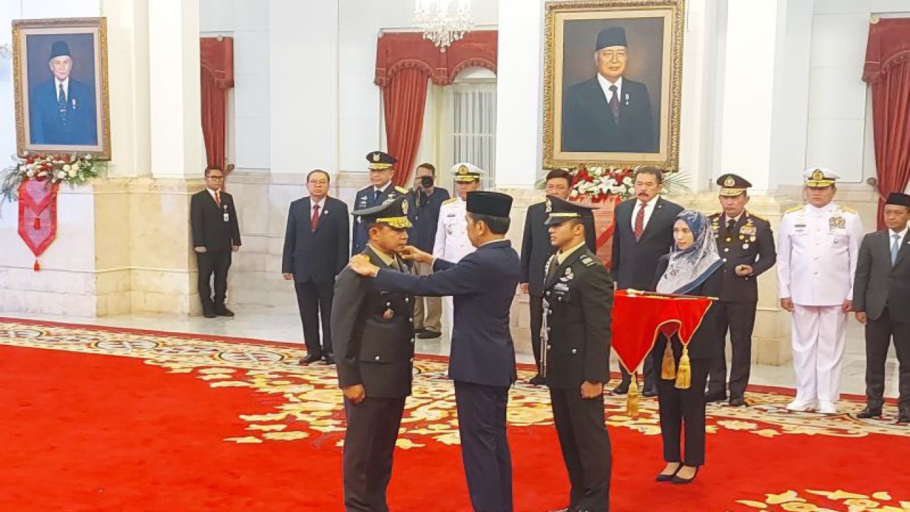 Presiden RI Joko Widodo menyematkan pangkat dalam agenda pelantikan Jenderal TNI Agus Subiyanto sebagai Panglima TNI, di Istana Negara Jakarta, Rabu (22/11/2023). (ANTARA/Andi Firdaus)