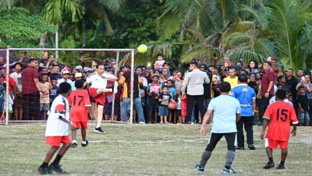 Presiden Joko Widodo saat bermain bola di Biak, Papua, Rabu (22/11/2023). ANTARA/HO-Biro Pers Sekretariat Presiden