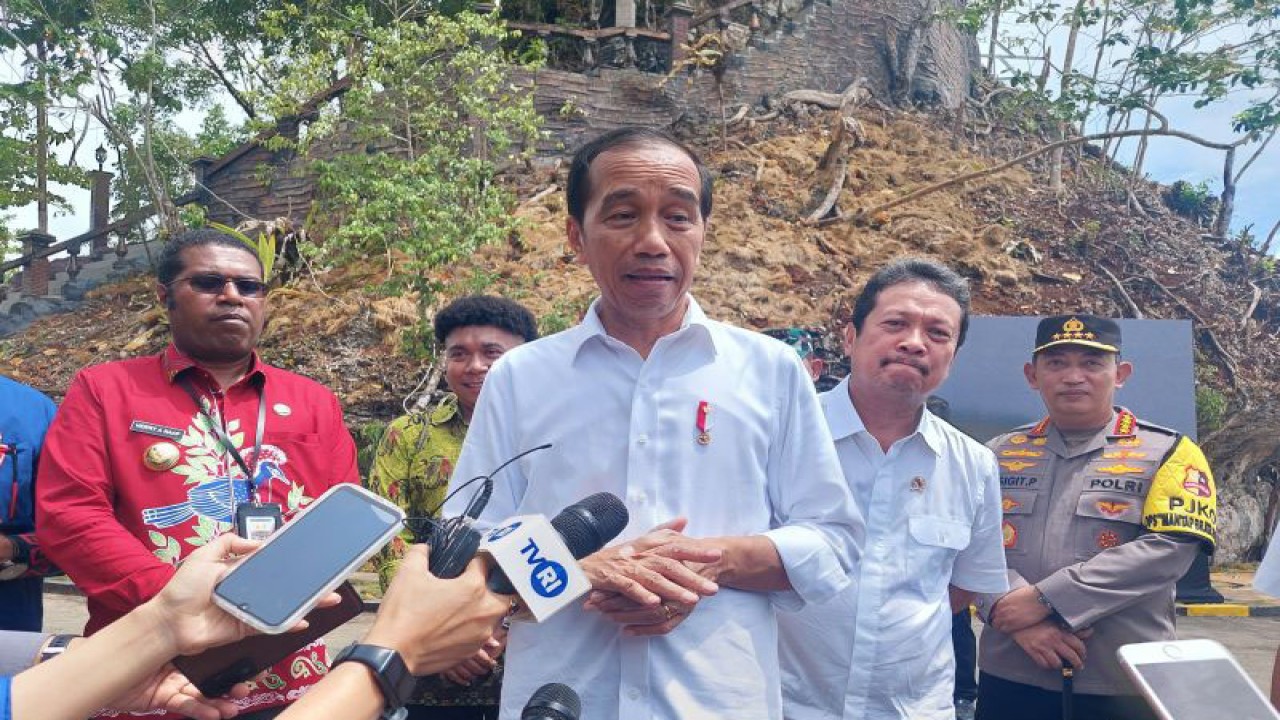 Presiden Joko Widodo memberikan keterangan di sela-sela peresmian Kampung Nelayan Modern di Desa Samber-Binyeri, Kabupaten Biak Numfor, Papua, Kamis (23/11/2023). (ANTARA/Sinta Ambar)