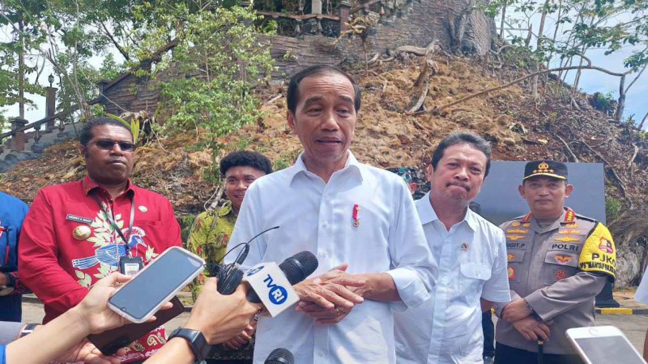 Presiden Joko Widodo (tengah) didampingi Menteri Kelautan dan Perikanan Sakti Wahyu Trenggono (kedua kanan) dalam peresmian Kampung Nelayan Modern di Desa Samber-Binyeri, Kabupaten Biak Numfor, Papua, Kamis (23/11/2023). ANTARA/Sinta Ambar