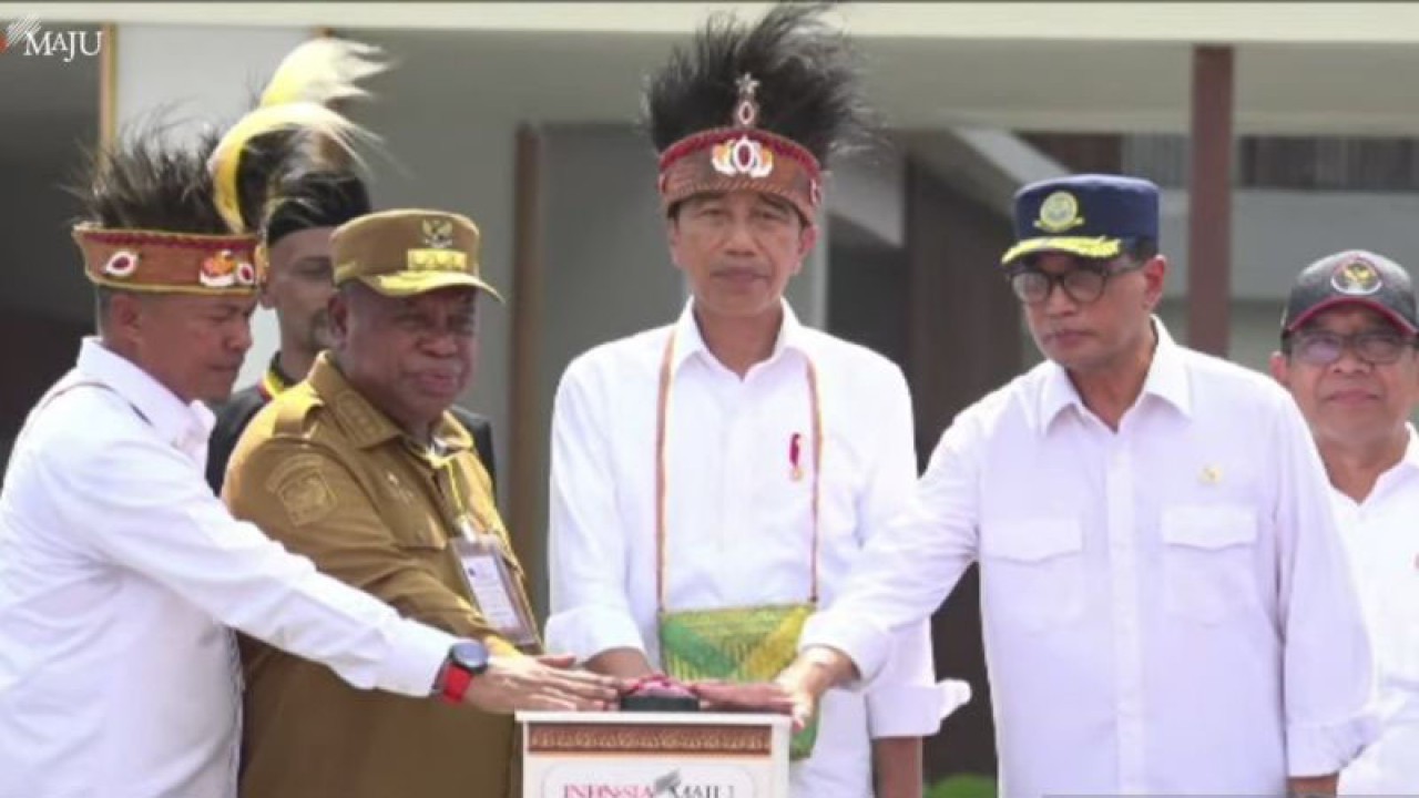 Tangkapan layar - Presiden RI Joko Widodo didampingi sejumlah pejabat terkait menekan tombol sirine tanda diresmikannya operasional Bandara Siboru Fakfak, Papua Barat dan Bandara Douw Aturure Nabire, Papua Tengah, bertempat di Bandara Siboru Fakfak, Kamis (23/11/2023). (ANTARA/Andi Firdaus).