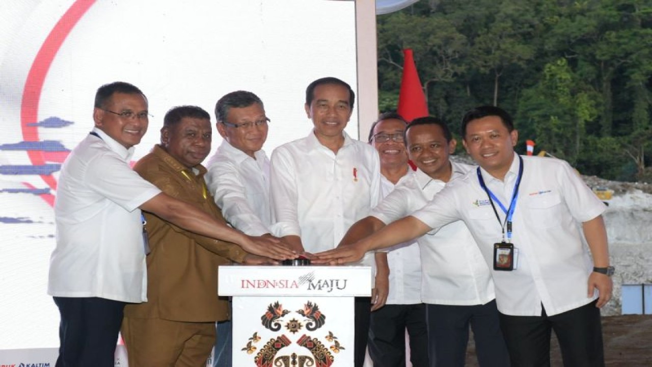 Presiden Joko Widodo (empat dari kiri), yang didampingi Menteri ESDM Arifin Tasrif (tiga dari kiri), Menteri Sekretaris Negara Pratikno (lima dari kiri), dan Menteri Investasi Bahlil Lahadalia (enam dari kiri), saat peletakan batu pertama (groundbreaking) Proyek Strategis Nasional Kawasan Industri Pupuk Fakfak di Distrik Arguni, Kabupaten Fakfak, Papua Barat, Kamis (23/11/2023). ANTARA/HO-BPMI